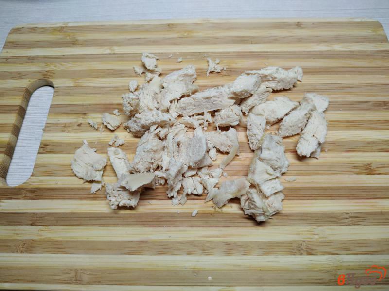 Фото приготовление рецепта: Слоёный салат с курицей и грибами шаг №3