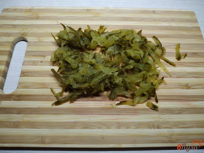 Фото приготовление рецепта: Слоёный салат с курицей и грибами шаг №4