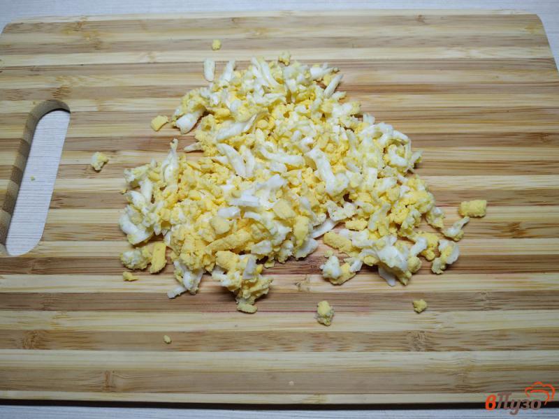 Фото приготовление рецепта: Слоёный салат с курицей и грибами шаг №5