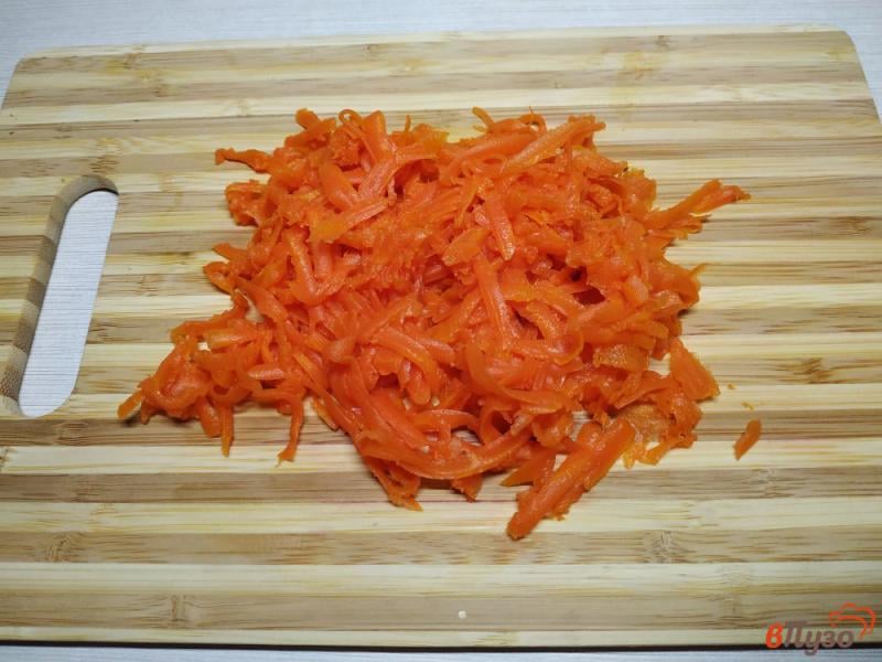 Фото приготовление рецепта: Слоёный салат с курицей и грибами шаг №6