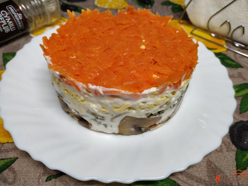Фото приготовление рецепта: Слоёный салат с курицей и грибами шаг №11
