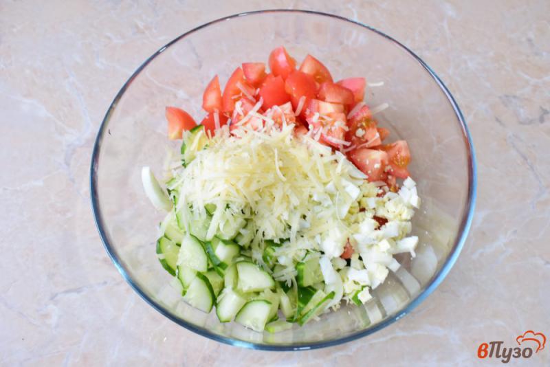 Фото приготовление рецепта: Овощной салат с яйцами и сыром шаг №3