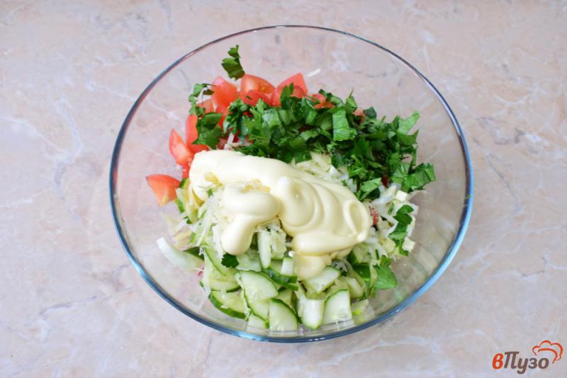 Фото приготовление рецепта: Овощной салат с яйцами и сыром шаг №4