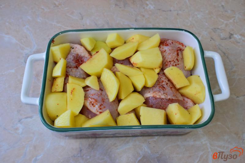 Фото приготовление рецепта: Курица с картошкой и черносливом в сметане шаг №3