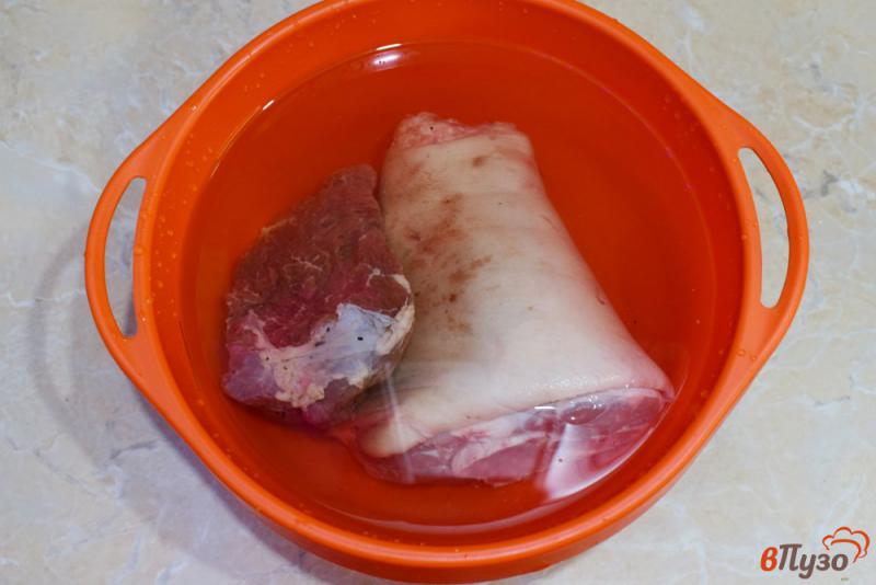 Фото приготовление рецепта: Холодец из свиной рульки и лосятины шаг №2