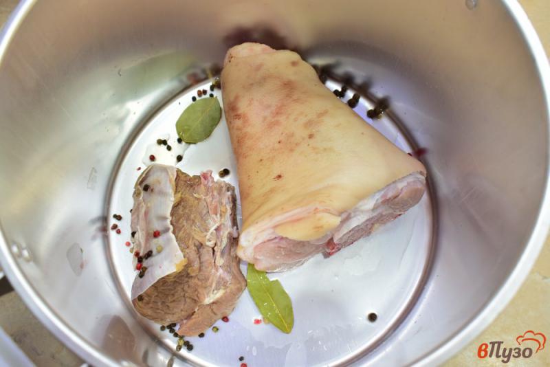 Фото приготовление рецепта: Холодец из свиной рульки и лосятины шаг №4
