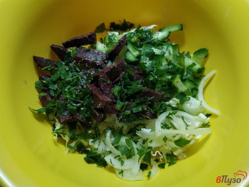 Фото приготовление рецепта: Салат с кровяной колбасой шаг №5