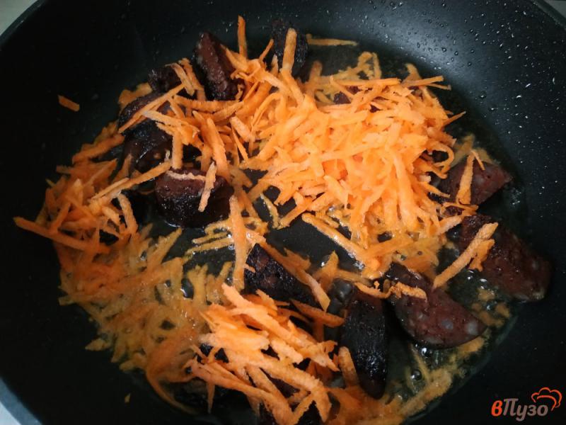 Фото приготовление рецепта: Тушёная капуста с кровяной колбасой шаг №4