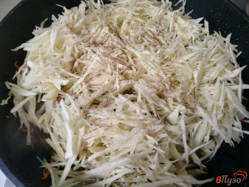 Фото приготовление рецепта: Тушёная капуста с кровяной колбасой шаг №6