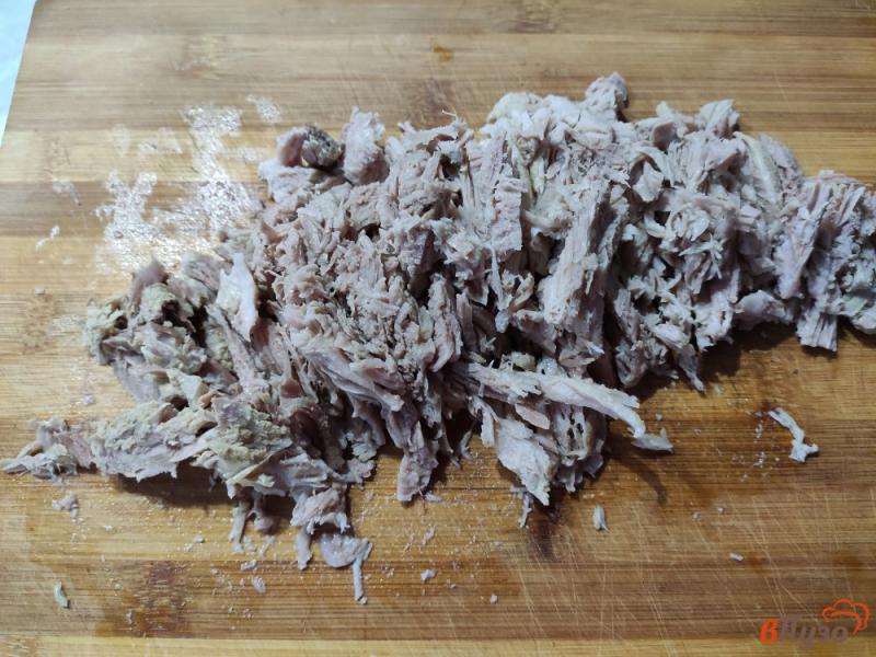 Фото приготовление рецепта: Салат со свининой и маринованным луком шаг №5