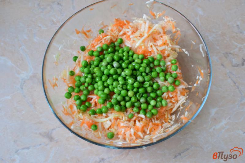 Фото приготовление рецепта: Салат из капусты моркови и горошка шаг №5