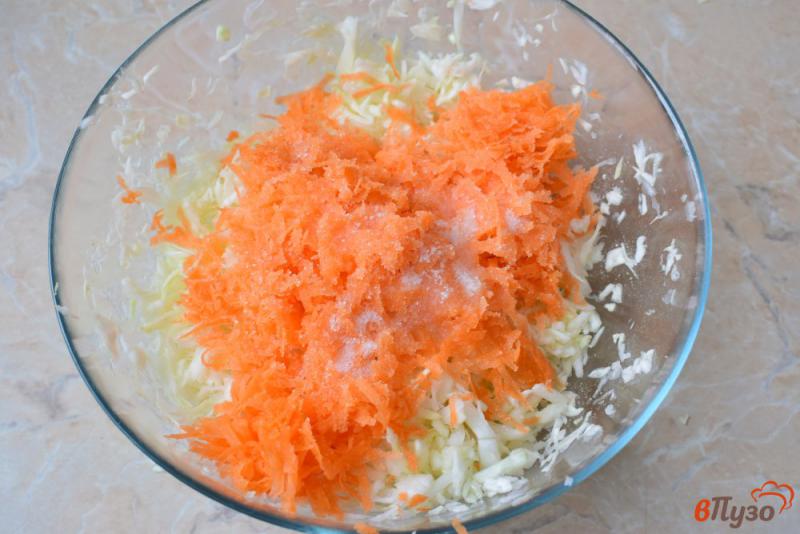 Фото приготовление рецепта: Салат из капусты моркови и горошка шаг №3