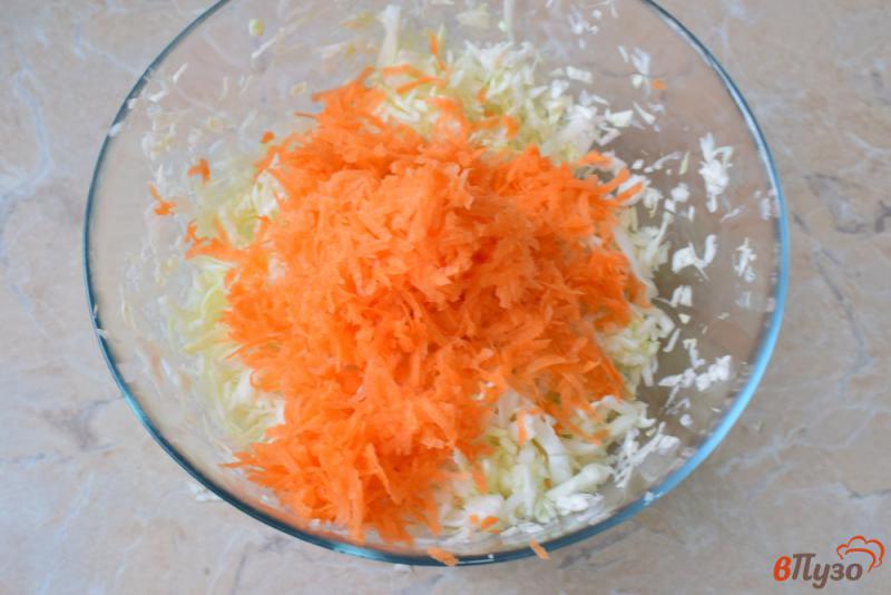 Фото приготовление рецепта: Салат из капусты моркови и горошка шаг №2