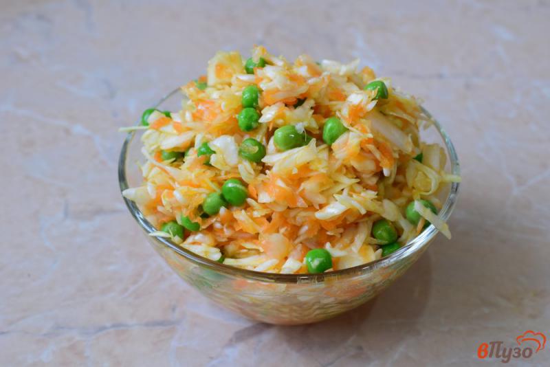 Фото приготовление рецепта: Салат из капусты моркови и горошка шаг №6