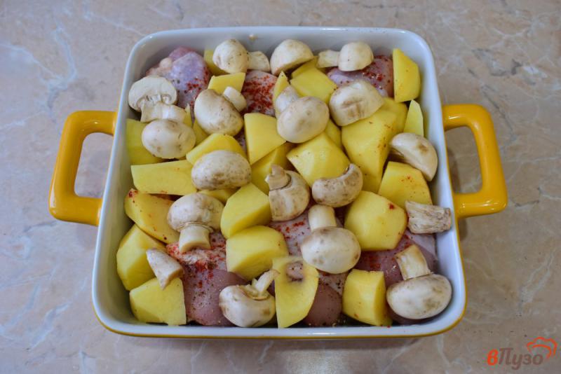 Фото приготовление рецепта: Курица с картошкой и шампиньонами в духовке шаг №4
