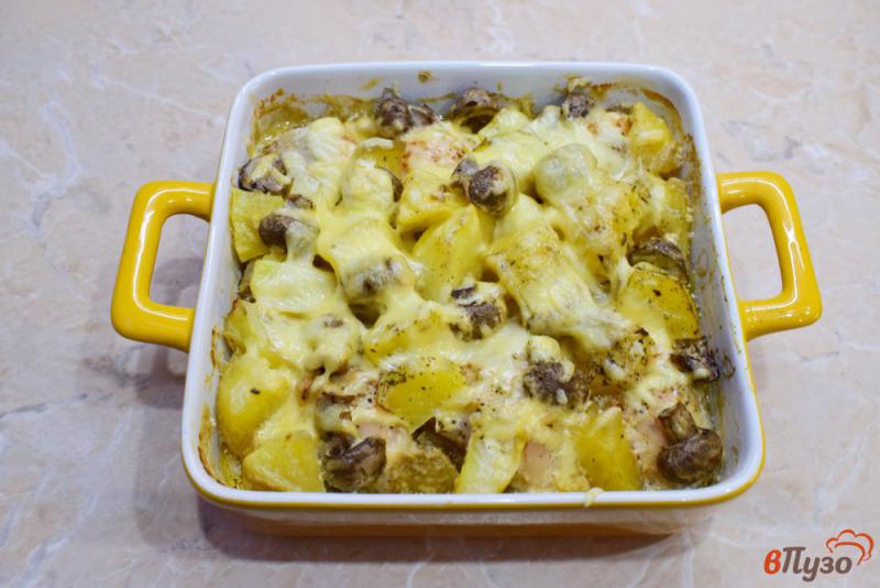 Фото приготовление рецепта: Курица с картошкой и шампиньонами в духовке шаг №7