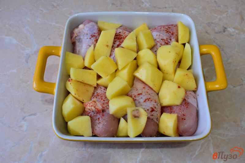 Фото приготовление рецепта: Курица с картошкой и шампиньонами в духовке шаг №3