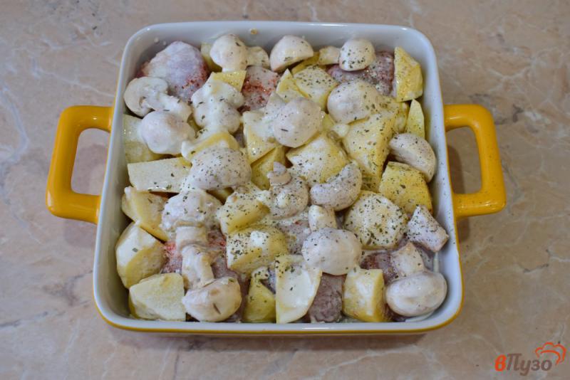 Фото приготовление рецепта: Курица с картошкой и шампиньонами в духовке шаг №6