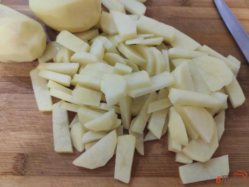 Фото приготовление рецепта: Жареный картофель с луком чесноком и паприкой шаг №1