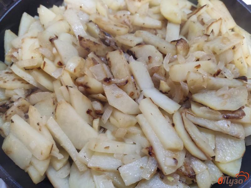 Фото приготовление рецепта: Жареный картофель с луком чесноком и паприкой шаг №4