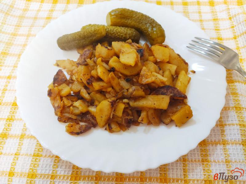 Фото приготовление рецепта: Жареный картофель с луком чесноком и паприкой шаг №7
