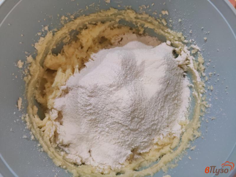 Фото приготовление рецепта: Песочное печенье с грецкими орехами шаг №4