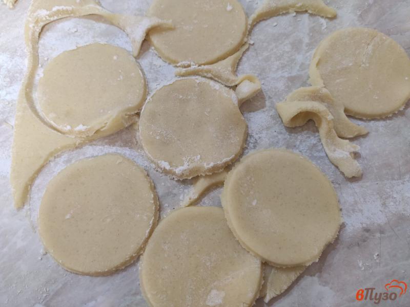 Фото приготовление рецепта: Песочное печенье с грецкими орехами шаг №6