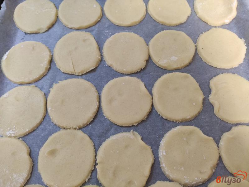 Фото приготовление рецепта: Песочное печенье с грецкими орехами шаг №7