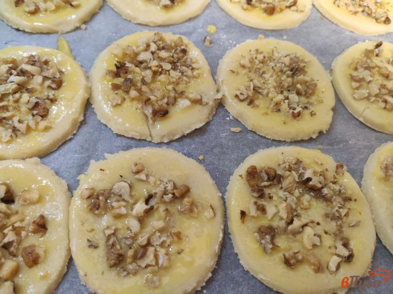 Фото приготовление рецепта: Песочное печенье с грецкими орехами шаг №9
