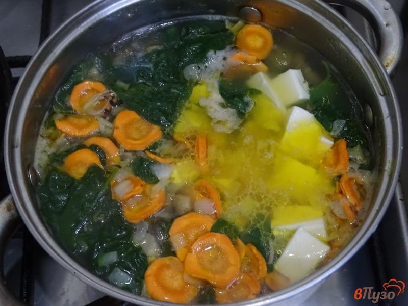 Фото приготовление рецепта: Суп из вещенок шпината и плавленого сыра шаг №9