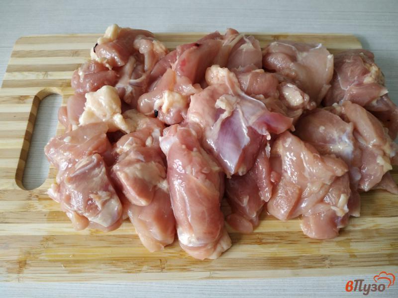 Фото приготовление рецепта: Куриные бедрышки с луком и морковью в горшочке шаг №2