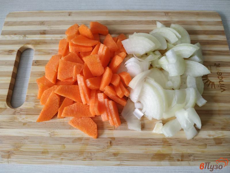 Фото приготовление рецепта: Куриные бедрышки с луком и морковью в горшочке шаг №1