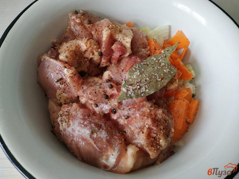 Фото приготовление рецепта: Куриные бедрышки с луком и морковью в горшочке шаг №3