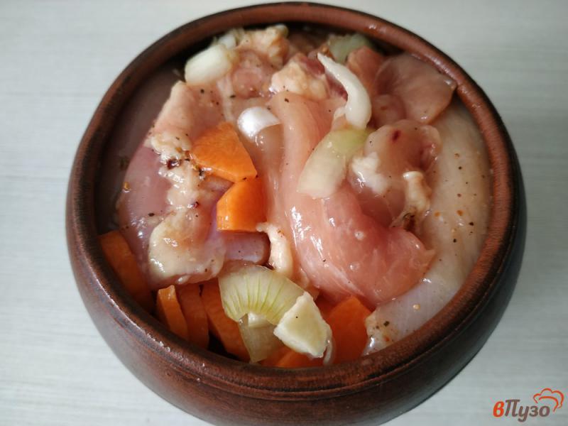 Фото приготовление рецепта: Куриные бедрышки с луком и морковью в горшочке шаг №4