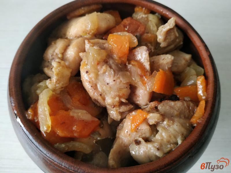 Фото приготовление рецепта: Куриные бедрышки с луком и морковью в горшочке шаг №5
