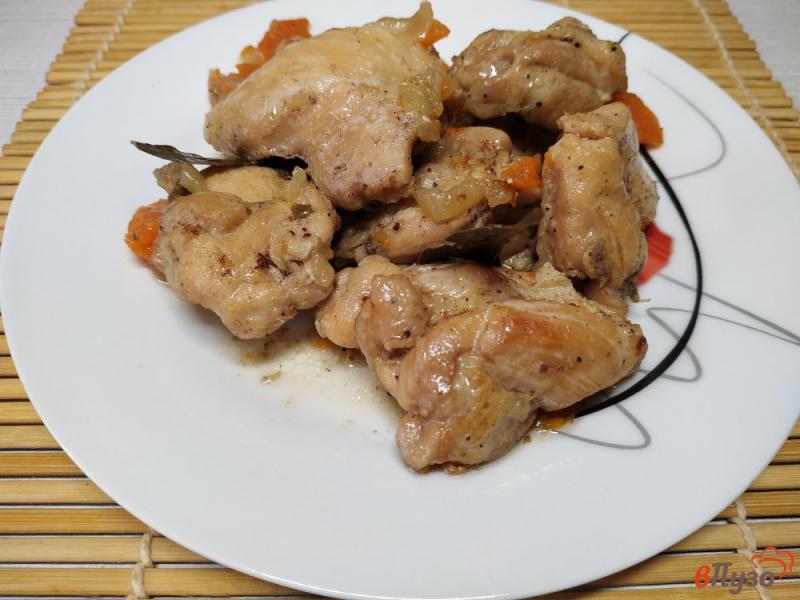 Фото приготовление рецепта: Куриные бедрышки с луком и морковью в горшочке шаг №6