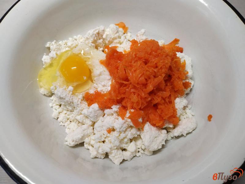 Фото приготовление рецепта: Сырники с морковью и изюмом шаг №1