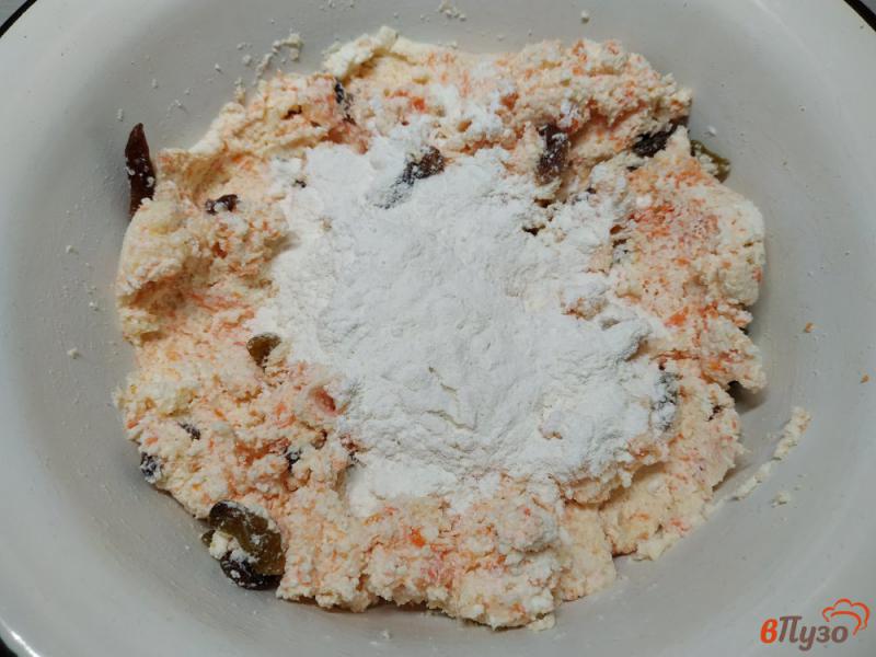 Фото приготовление рецепта: Сырники с морковью и изюмом шаг №3