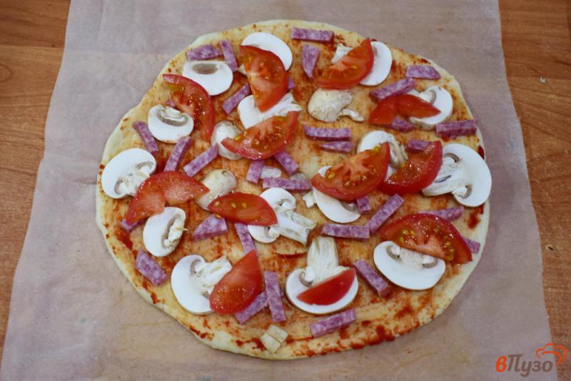 Фото приготовление рецепта: Пицца с колбасой и шампиньонами шаг №5