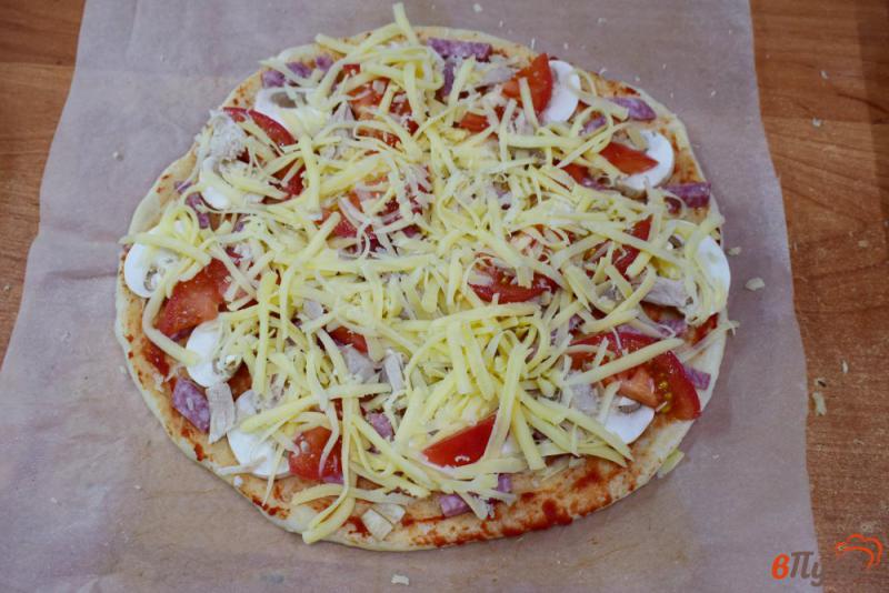 Фото приготовление рецепта: Пицца с колбасой и шампиньонами шаг №6