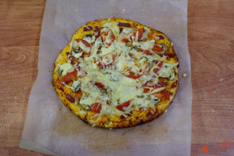 Фото приготовление рецепта: Пицца с колбасой и шампиньонами шаг №7