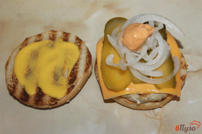 Фото приготовление рецепта: Гамбургер с куриной котлетой и соленым огурцом шаг №7
