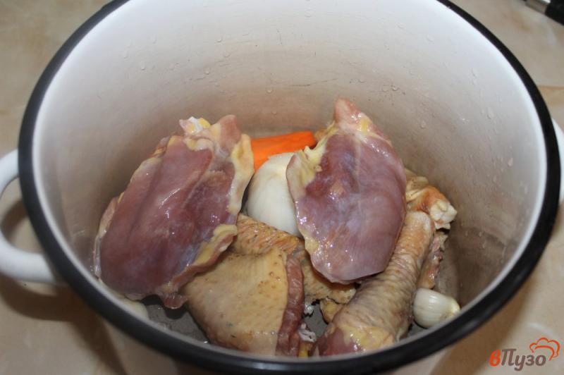 Фото приготовление рецепта: Куриный бульон с морковью и фрикадельками шаг №1