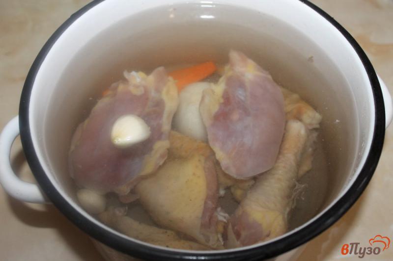 Фото приготовление рецепта: Куриный бульон с морковью и фрикадельками шаг №2