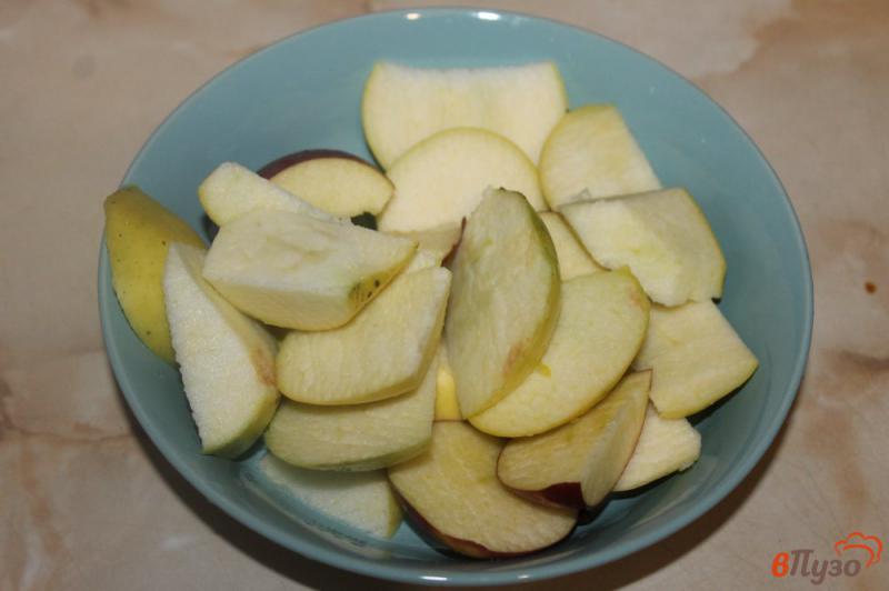 Фото приготовление рецепта: Фруктовый компот из винограда, яблок и вишни шаг №2