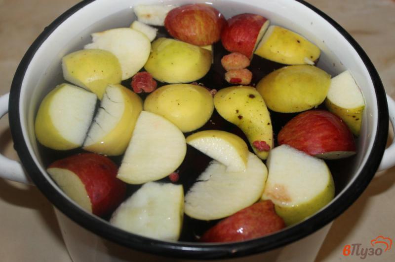 Фото приготовление рецепта: Фруктовый компот из винограда, яблок и вишни шаг №4