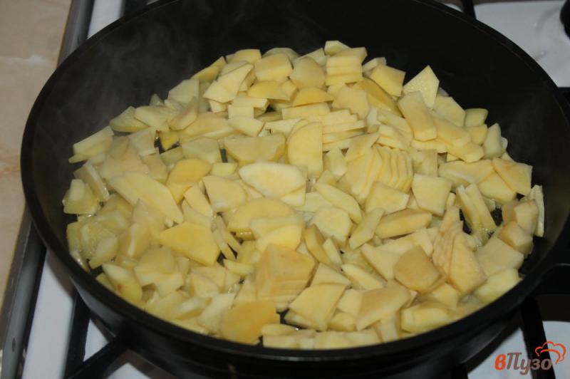 Фото приготовление рецепта: Жареный картофель с колбасками и луком шаг №2