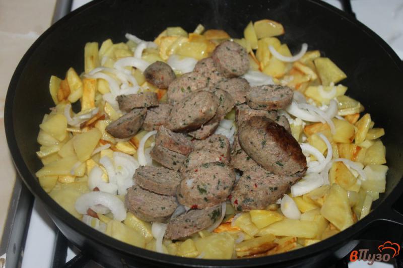 Фото приготовление рецепта: Жареный картофель с колбасками и луком шаг №4