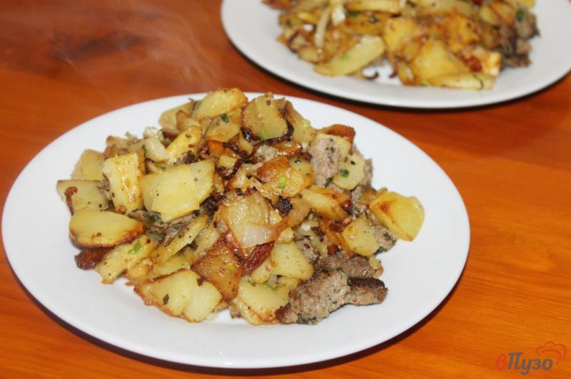 Фото приготовление рецепта: Жареный картофель с колбасками и луком шаг №6