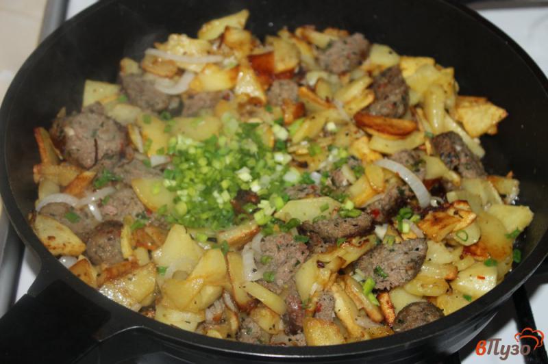 Фото приготовление рецепта: Жареный картофель с колбасками и луком шаг №5